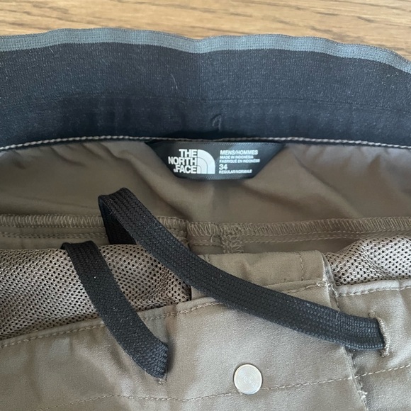 The North Face shorts with extra pocket and elastic waist/drawstring. - Picture 4 of 4